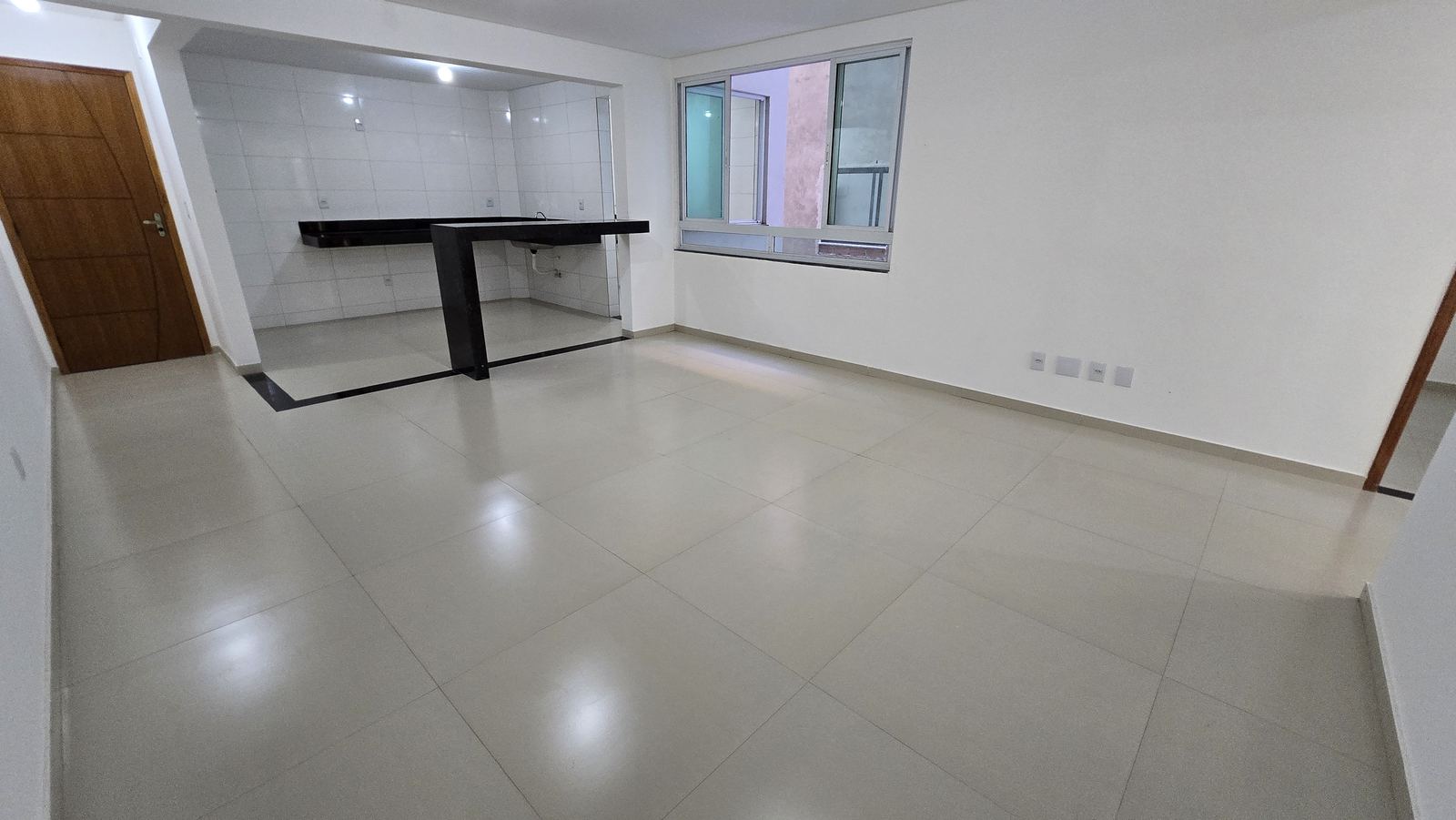 Sala com a cozinha integrada ao fundo