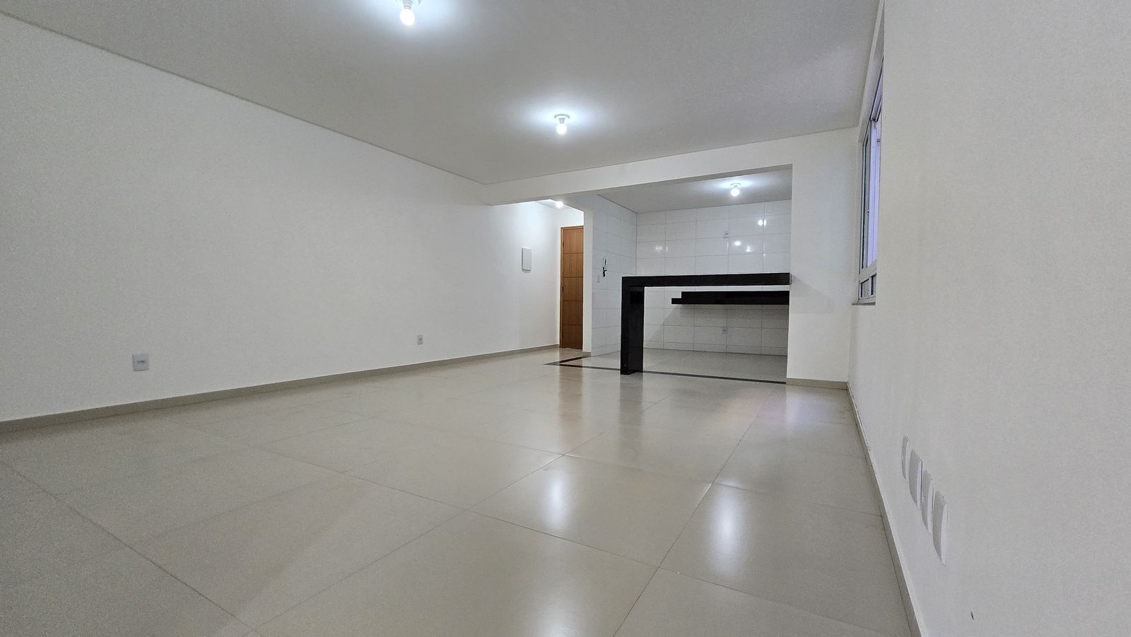 Sala vista a partir da janela, com a cozinha ao fundo