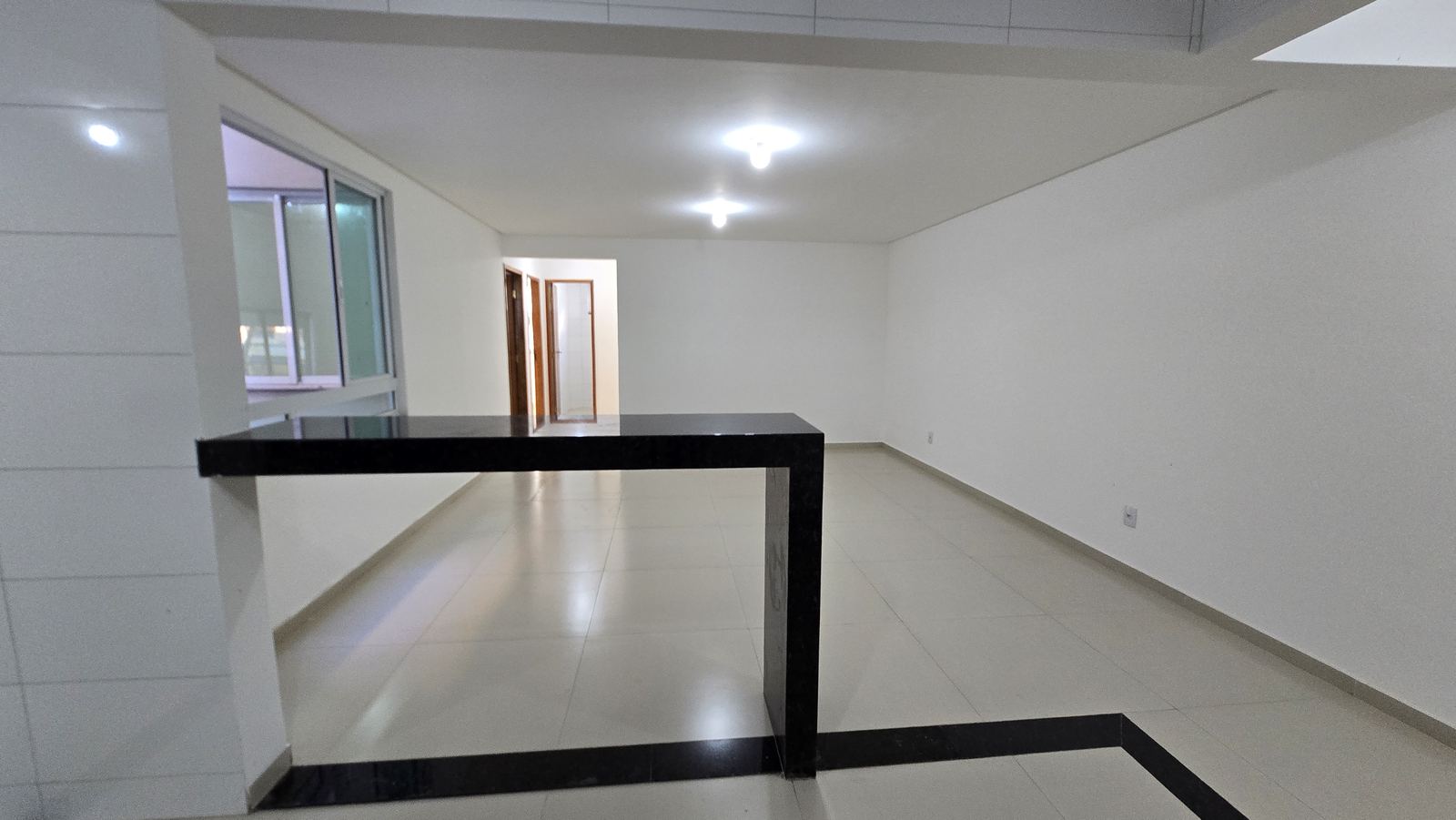 Bancada da cozinha com vista para a sala