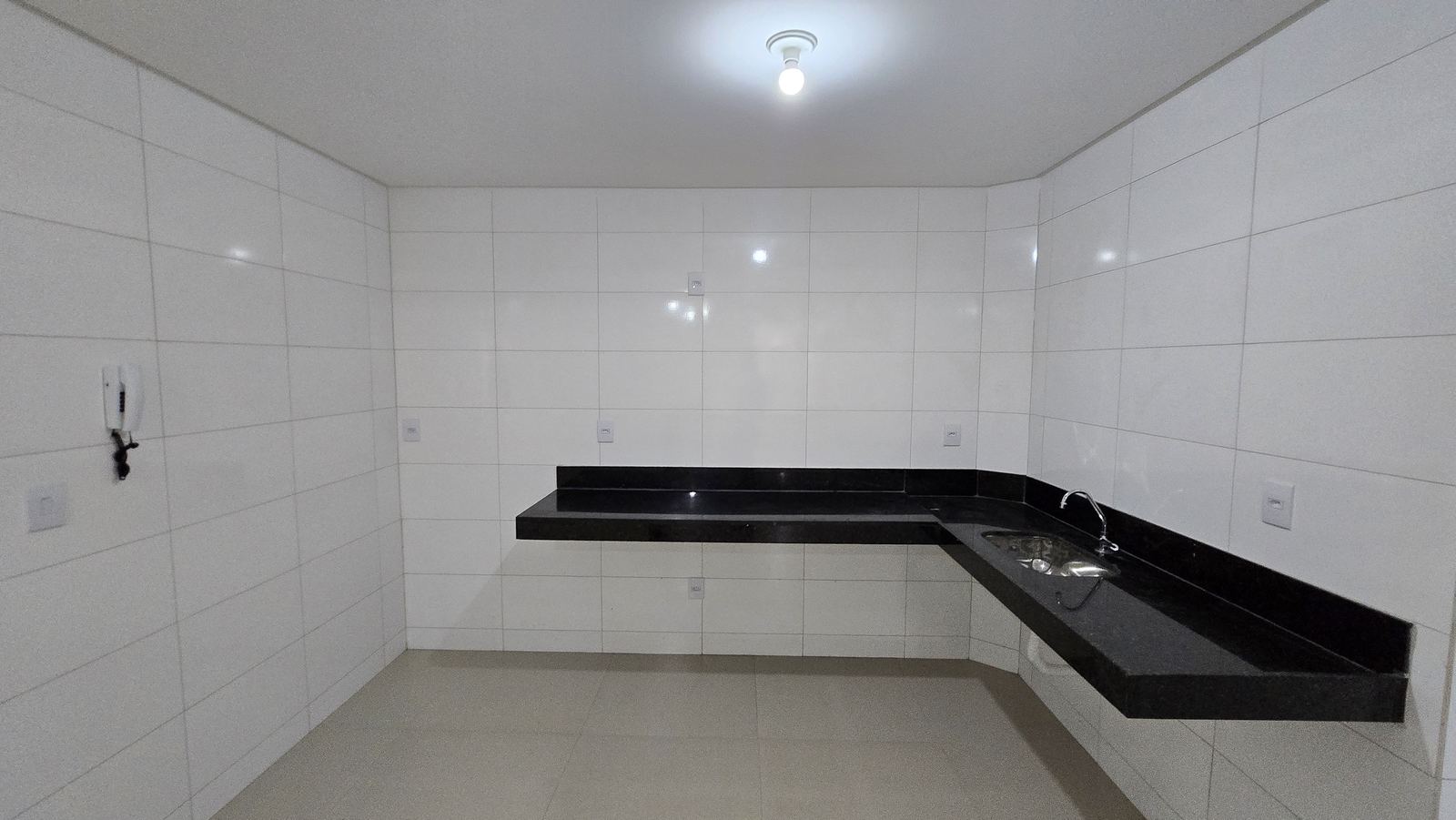 Cozinha com bancada em granito