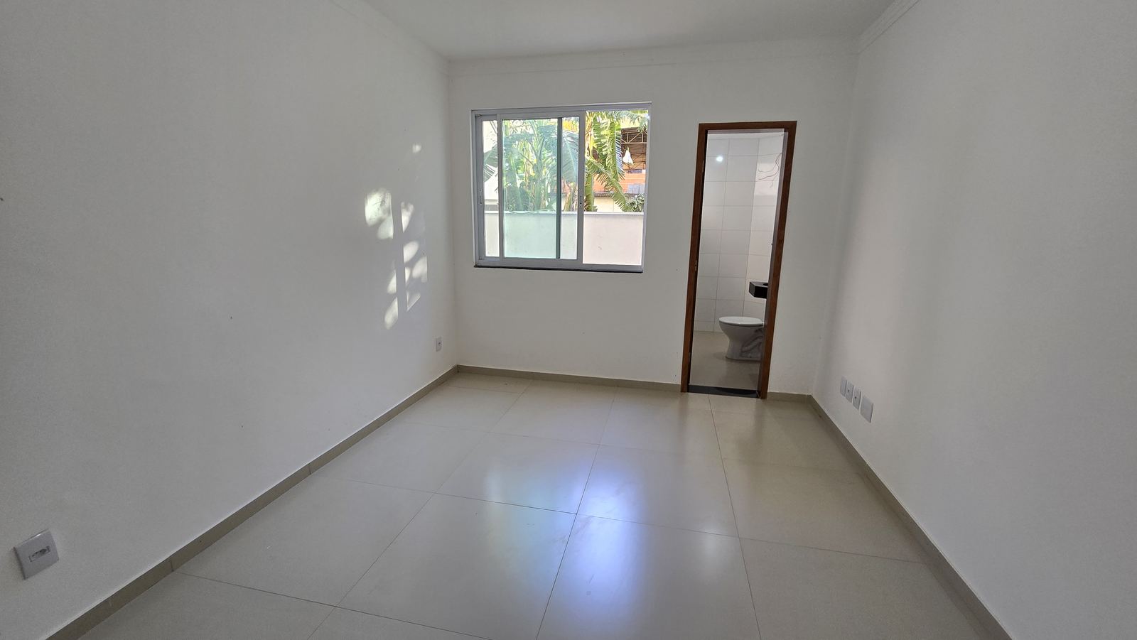 Suíte com janela e porta do banheiro